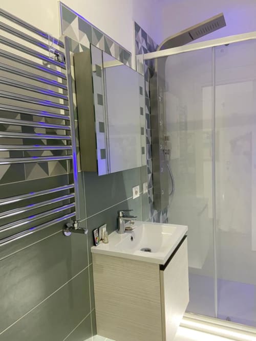 Napoli, centro storico, camere moderne, accoglienza, famiglie, coppie, soggiorno, relax, pulizia, comfort, arredamento curato, aria condizionata, wifi gratuito, colazione in camera, struttura centrale, balcone privato, vista città, posizione strategica, vicinanza metro, vicinanza stazione, università, studenti, city break, breve soggiorno, week-end a Napoli, self check-in, late check-out, early check-in, soggiorno romantico, silenzioso, struttura sicura, bagno privato, lenzuola incluse, camere luminose, atmosfera familiare, ospitalità, arredamento moderno, camere eleganti, prenotazione diretta, senza commissioni, miglior prezzo, soggiorno flessibile, parcheggio vicino, zero stress, quartiere tranquillo, vicinanza attrazioni, città autentica, soggiorno comodo, ottima posizione, design minimal, check-in digitale, customer care, guest friendly, soggiorno urbano, mini vacanza, pulizia giornaliera, host disponibili, stile napoletano, ospitalità vera, ambiente ordinato, relax in città, perfetto per famiglie, perfetto per coppie, ristoranti a due passi, camere spaziose, piccolo hotel, city stay, urban comfort