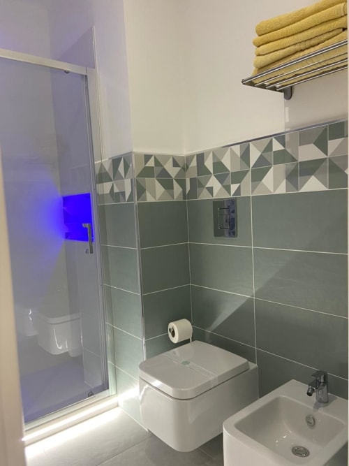 Napoli, centro storico, camere moderne, accoglienza, famiglie, coppie, soggiorno, relax, pulizia, comfort, arredamento curato, aria condizionata, wifi gratuito, colazione in camera, struttura centrale, balcone privato, vista città, posizione strategica, vicinanza metro, vicinanza stazione, università, studenti, city break, breve soggiorno, week-end a Napoli, self check-in, late check-out, early check-in, soggiorno romantico, silenzioso, struttura sicura, bagno privato, lenzuola incluse, camere luminose, atmosfera familiare, ospitalità, arredamento moderno, camere eleganti, prenotazione diretta, senza commissioni, miglior prezzo, soggiorno flessibile, parcheggio vicino, zero stress, quartiere tranquillo, vicinanza attrazioni, città autentica, soggiorno comodo, ottima posizione, design minimal, check-in digitale, customer care, guest friendly, soggiorno urbano, mini vacanza, pulizia giornaliera, host disponibili, stile napoletano, ospitalità vera, ambiente ordinato, relax in città, perfetto per famiglie, perfetto per coppie, ristoranti a due passi, camere spaziose, piccolo hotel, city stay, urban comfort