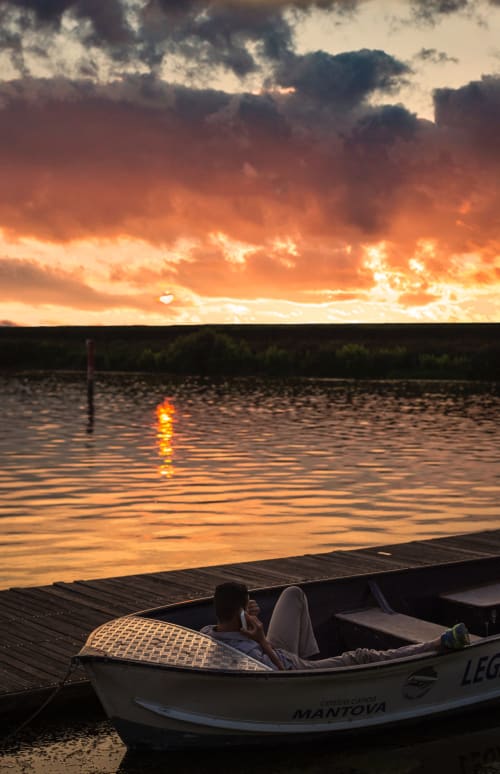 Tramonto sul lago di Mantova con barca ormeggiata al B&B Emozioni Relax, Borgo Virgilio