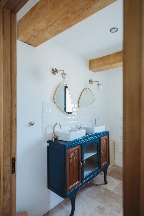 Modern bathroom with natural materials