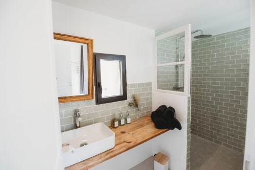 Modern bathroom with natural materials
