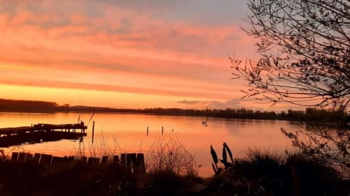 A deux pas du Gîte "Le patio de Mimi", laissez-vous séduire par de jolies promenades en pleine nature. Que ce soit au lever ou au coucher du soleil, les paysages se parent de magnifiques couleurs et offrent un cadre paisible pour se ressourcer. Parfait pour une marche en famille, un moment romantique ou simplement prendre l'air et profiter du calme.