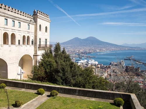 Napoli, centro storico, camere moderne, accoglienza, famiglie, coppie, soggiorno, relax, pulizia, comfort, arredamento curato, aria condizionata, wifi gratuito, colazione in camera, struttura centrale, balcone privato, vista città, posizione strategica, vicinanza metro, vicinanza stazione, università, studenti, city break, breve soggiorno, week-end a Napoli, self check-in, late check-out, early check-in, soggiorno romantico, silenzioso, struttura sicura, bagno privato, lenzuola incluse, camere luminose, atmosfera familiare, ospitalità, arredamento moderno, camere eleganti, prenotazione diretta, senza commissioni, miglior prezzo, soggiorno flessibile, parcheggio vicino, zero stress, quartiere tranquillo, vicinanza attrazioni, città autentica, soggiorno comodo, ottima posizione, design minimal, check-in digitale, customer care, guest friendly, soggiorno urbano, mini vacanza, pulizia giornaliera, host disponibili, stile napoletano, ospitalità vera, ambiente ordinato, relax in città, perfetto per famiglie, perfetto per coppie, ristoranti a due passi, camere spaziose, piccolo hotel, city stay, urban comfort