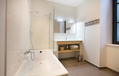Salle de bain moderne à La Maison De Siloe avec baignoire, douche à l'italienne, meuble-lavabo en bois et lavabo