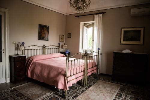 Camera elegante al B&B Valle Allegra con letto in ottone, biancheria rosa, arredamenti d'epoca e vista sulle montagne di Gravina di
