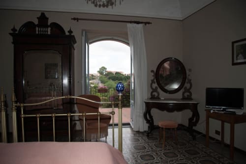 Camera elegante con vista montagna presso B&B Valle Allegra, arredi raffinati e terrazza sulla Gravina di Catania