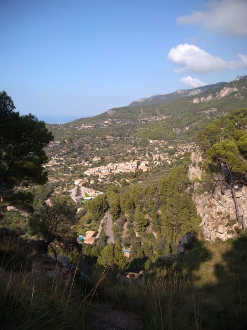 Vista aérea de Estellencs entre montañas boscosas frente al Mediterráneo, Petit Hotel Sa Plana