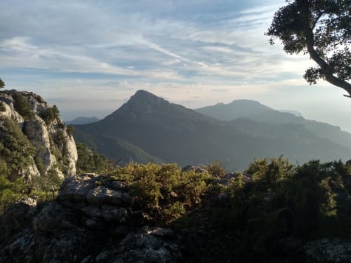 Paisaje montañoso con acantilados rocosos y vegetación mediterránea cerca del Petit Hotel Sa Plana, Estellencs