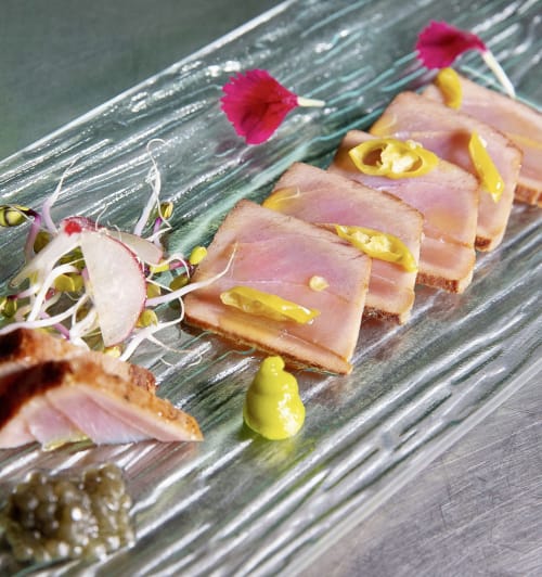 Atún sellado con vegetales encurtidos y microvegetales en El Paraje del Chef, Granada