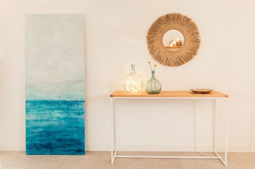Consola moderna con obra marina, espejo tejido y decoración costera en Las Golondrinas, Cap d'Artrutx