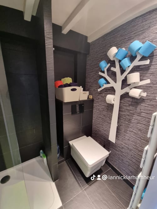 Salle de bains moderne avec porte-serviettes en forme d'arbre et rangements, Locations Loc'Maria, Belle Île en Mer