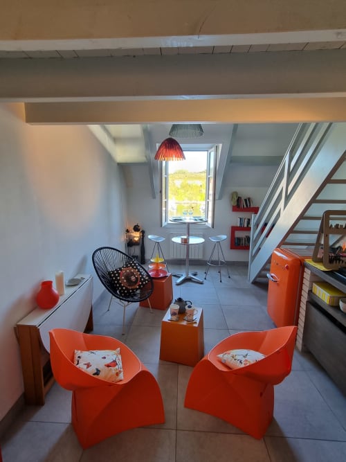 Élégant séjour contemporain aux fauteuils rouges, vue sur l'océan et mobilier design à Locmaria, Belle Île
