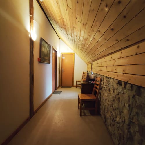 Gang met houten plafond en stenen muren bij appartement La Ferme De Werpin in Hotton, België