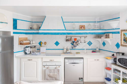 Cucina moderna con dettagli blu e cabinetry bianca a Villa Costanza, Maiori, Costiera Amalfitana
