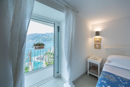 Camera luminosa a Villa Costanza con balcone vista mare sulla Costa d'Amalfi, Maiori
