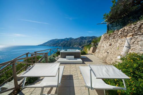 Terrazza Villa Costanza con lettini, vasca idromassaggio e vista sul mare della Costiera Amalfitana a Maiori