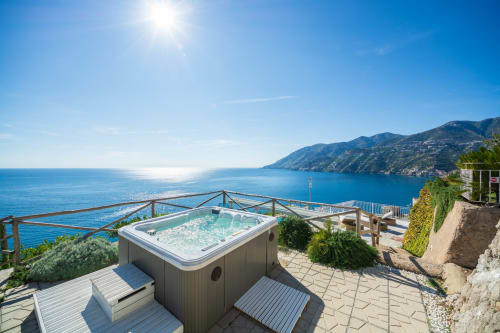 Vasca idromassaggio sulla terrazza con vista sulla Costiera Amalfitana presso Villa Costanza a Maiori, Italia