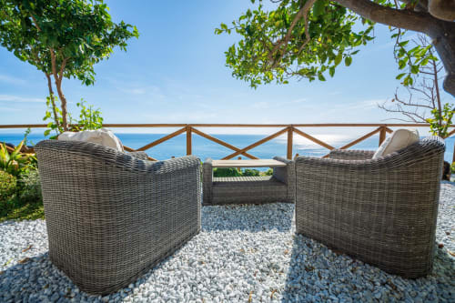 Due sedie in vimini affacciate sul mare della Costiera Amalfitana a Villa Costanza a Maiori, Italia