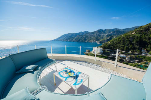 Terrazza lussuosa a picco sul mare di Villa Costanza con vista mozzafiato sul Mar Mediterraneo della Costiera Amalfitana