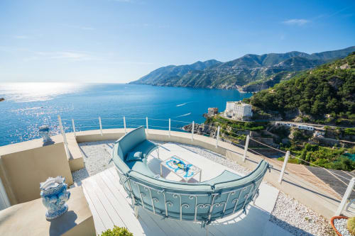 Terrazza di Villa Costanza con vista mare sugli spettacolari scoglioni della Costiera Amalfitana e le acque blu del Mediterraneo