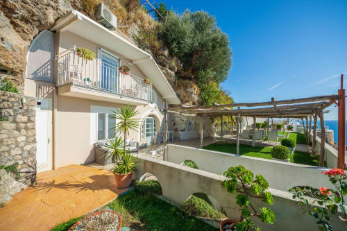 Terrazza della Villa Costanza a picco sul mare con vista sul golfo, Maiori Costa d'Amalfi Italia