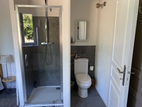 Modernes Badezimmer im Gandhi-Zimmer von Mas Lafleur, Châteaurenard, mit begehbarer Dusche, WC, Waschbecken und Spiegel