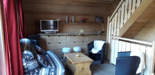 Salon chaleureux des Chalets Cocody à Jausiers avec coin détente, TV et vue sur les montagnes