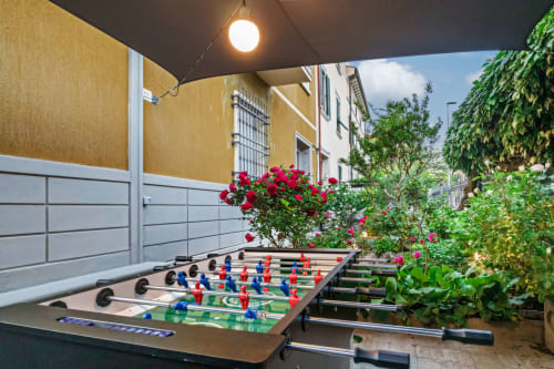Calciobalilla nel patio coperto di Casa Mirko con fiori in fiore e edera, Arezzo