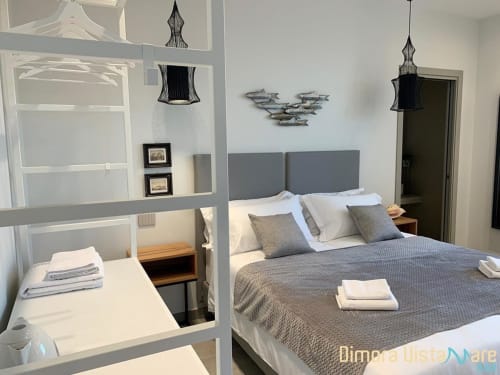Camera Classic Moderna a Dimora Vistamare B&B a Barletta con vista mare, letto con testata grigia, scrivania e lampade a sospensione nere