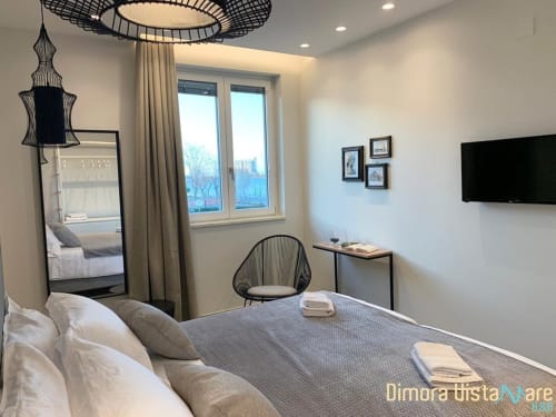 Camera Classic Moderna a B&B Dimora Vistamare a Barletta con vista mare, letto, scrivania, TV e balcone