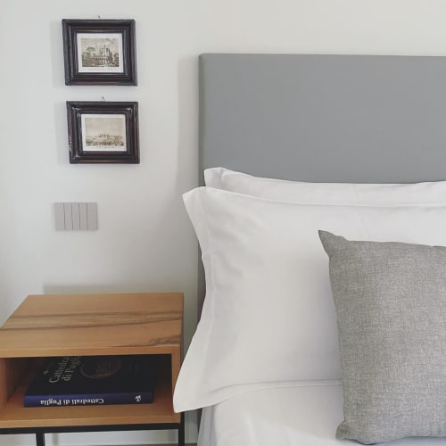 Letto rivestito in grigio con cuscini bianchi in una Camera Classica presso il B&B Dimora Vistamare, Barletta, Italia