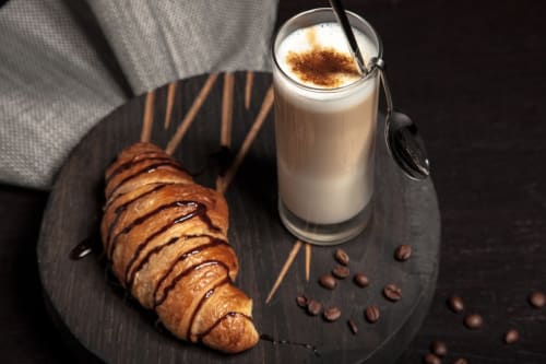 Cornetto al cioccolato e cappuccino a Casa Mirko B&B ad Arezzo - colazione con pasticceria e caffè