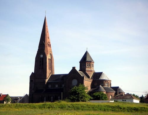 Notre gîte est situé au coeur du charmant village d'Oisy-le-Verger, dominé par sa magnifique église, symbole du patrimoine local. Un cadre paisible et authentique, idéal pour se ressourcer et découvrir les richesses de la région.