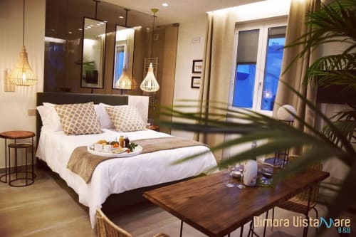 Camera deluxe con vista mare in Dimora Vistamare B&B a Barletta: letto bianco, lampade a sospensione e arredi moderni