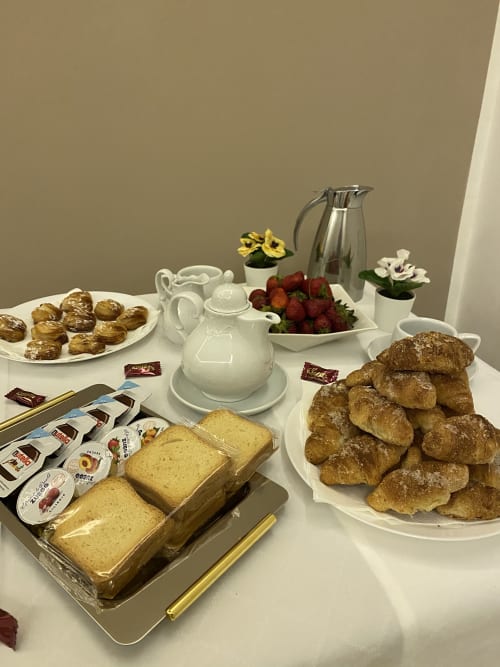 Colazione di lusso al Salotto Toledo Napoli con pasticcini, fragole fresche, pane e servizio in porcellana bianca