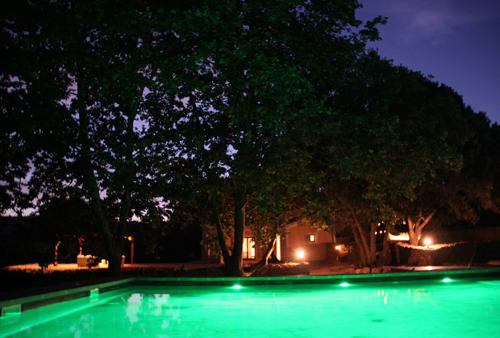 piscina a la noche del hotel can moragues