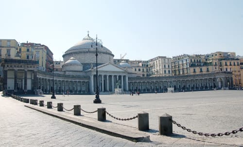 Piazza del Plebiscito a Napoli con la basilica di San Francesco di Paola, architettura storica vicino alle lussuose camere Salotto Toledo