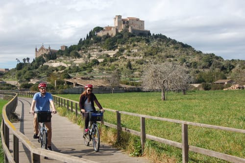 pareja en bicicleta en mallorca 