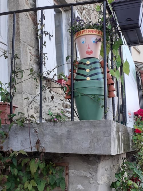 Figure fantaisiste « Téléphoniste » décorée de fleurs au refuge des Alpes mancelles à Fresnay-sur-Sarthe