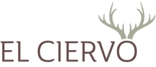 Logo de Hostal El Ciervo con astas de ciervo sobre el texto, marca del albergue en Villaciervos España