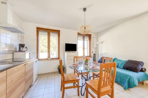 La cuisine du gîte "Le patio de mimi" est entièrement aménagée pour vous offrir confort et autonomie durant votre séjour. Lumineuse et conviviale, elle dispose de tout nécessaire pour préparer vos repas comme à la maison 