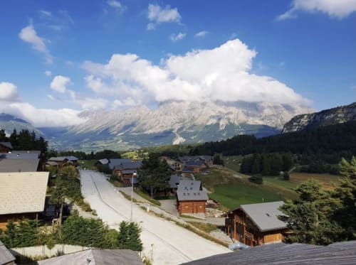 Oreeduloup, location la Joue du loup, Studio Ptilou B36 2/4 personnes, vue montagne, ski, mélèzes des chaumates, chalet Grand'loup, chalet jappeloup , hameau des cimes, Eden des cimes