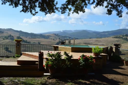 La piscina rustica all'aperto di Agri-Bio Santa Palmira affacciata sulla campagna toscana vicino a Pomarance