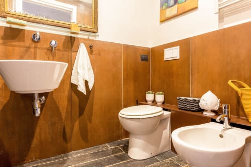 Bagno moderno a Sicilianinsta Rooms con muri in terracotta, sanitari bianchi e pavimento in ardesia a Catania