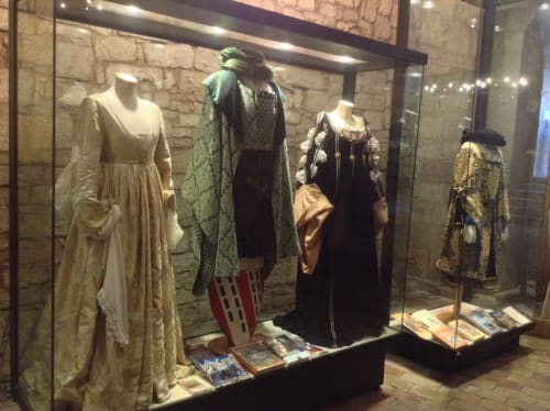 Esposizione di abbigliamento storico medievale in bacheca museale, Barletta Italia