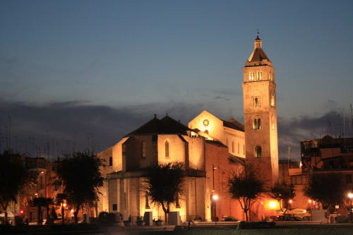 Chiesa storica illuminata con campanile al tramonto a Barletta, Italia, vicino a B&B Dimora Vistamare