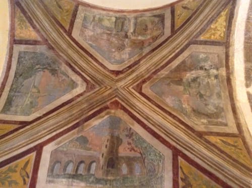 Soffitto affrescato antico con motivi geometrici e scene architettoniche presso il B&B Dimora Vistamare a Barletta