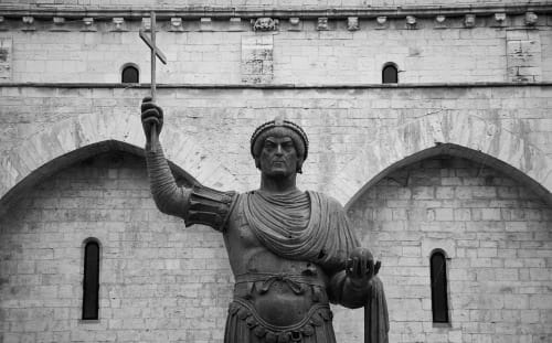 Antica statua con croce davanti alla storica chiesa in pietra a Barletta, Italia vicino a B&B Dimora Vistamare