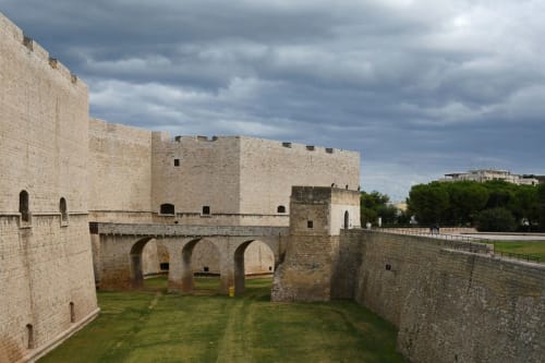 Castello medievale in pietra con porta ad archi a Barletta, Italia