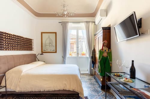 Camera elegante presso Sicilianinsta Rooms a Catania con letto matrimoniale, balcone, TV e arredamento italiano
